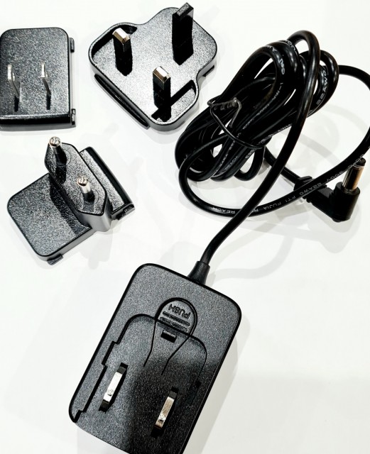 Hahnel Hahnel ProCube2 AC/DC adapter with three plugs